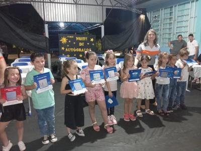 Noite de Autógrafos reuniu centenas de pessoas em Rio Bonito do Iguaçu